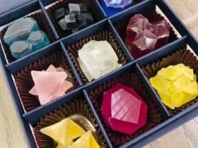 日本特色的琥珀糖，看起来如矿石般晶莹，让我想起一部动漫作品