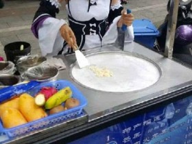 日本coser卖章鱼烧，中国coser卖炒酸奶，生活不容易啊