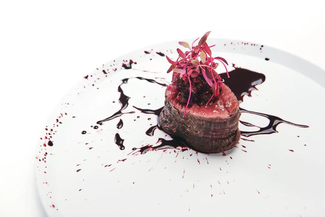 《东京喰种》主题餐厅开放，用40000朵蔷薇打造“血宴”
