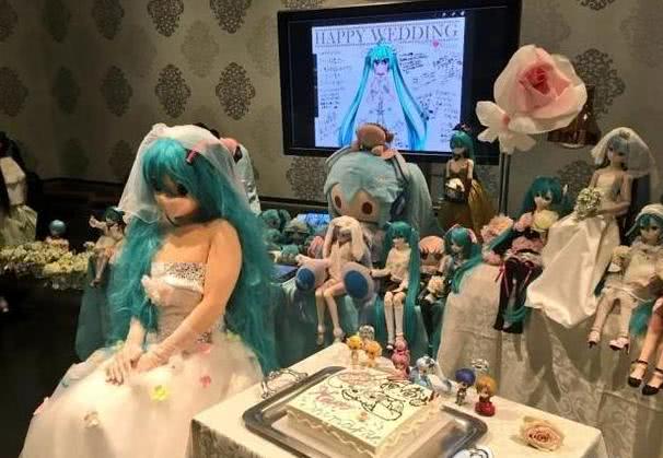 日本网友吐槽：妹妹结婚了，婚礼蛋糕有点亮眼，用EX咖喱棒切的