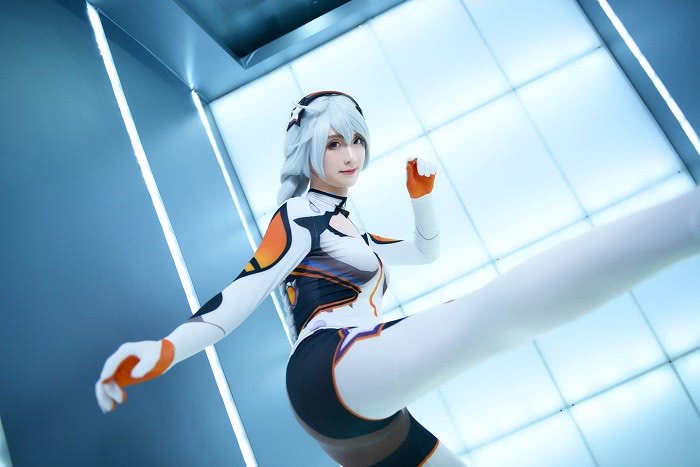 琪亚娜Cosplay正片，空中劈叉尽显柔美，抬腿直击漫迷心房