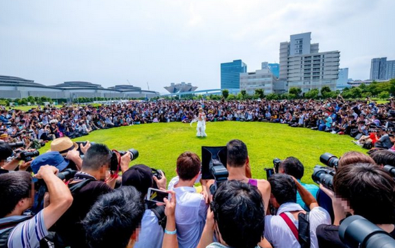 漫展名场面，上千位摄影师围住一名coser，露出真容大家都懂了