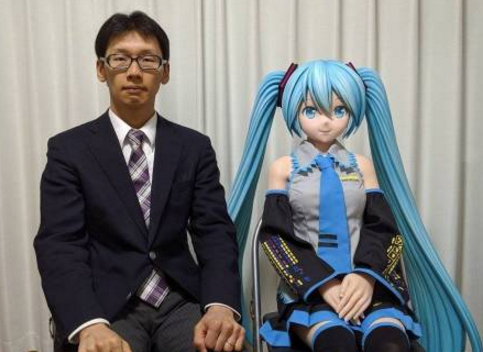 一年前与初音结婚的宅男晒出老婆近照，看到吃的“食物”后，我哭了