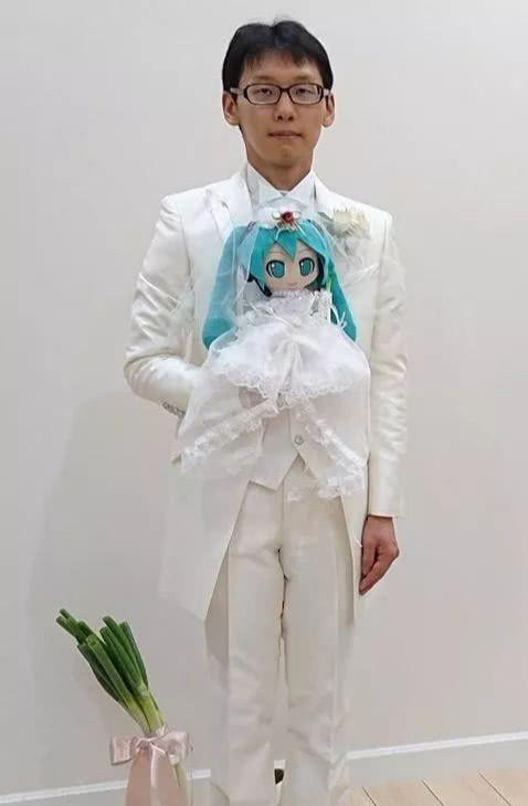 还记得和初音未来结婚的那个人吗？没想到初音未来居然是二婚！