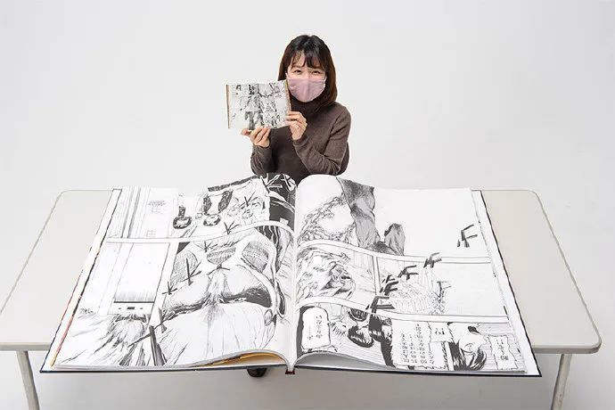 巨人新周边，一米高的巨型漫画，网友毒舌调侃兵长等身漫画