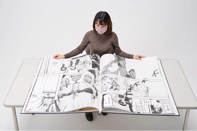 巨人新周边，一米高的巨型漫画，网友毒舌调侃兵长等身漫画